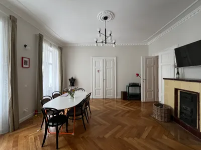 (reserviert) Sanierte Altbauwohnung, Botschaftsviertel/ Stadtpark