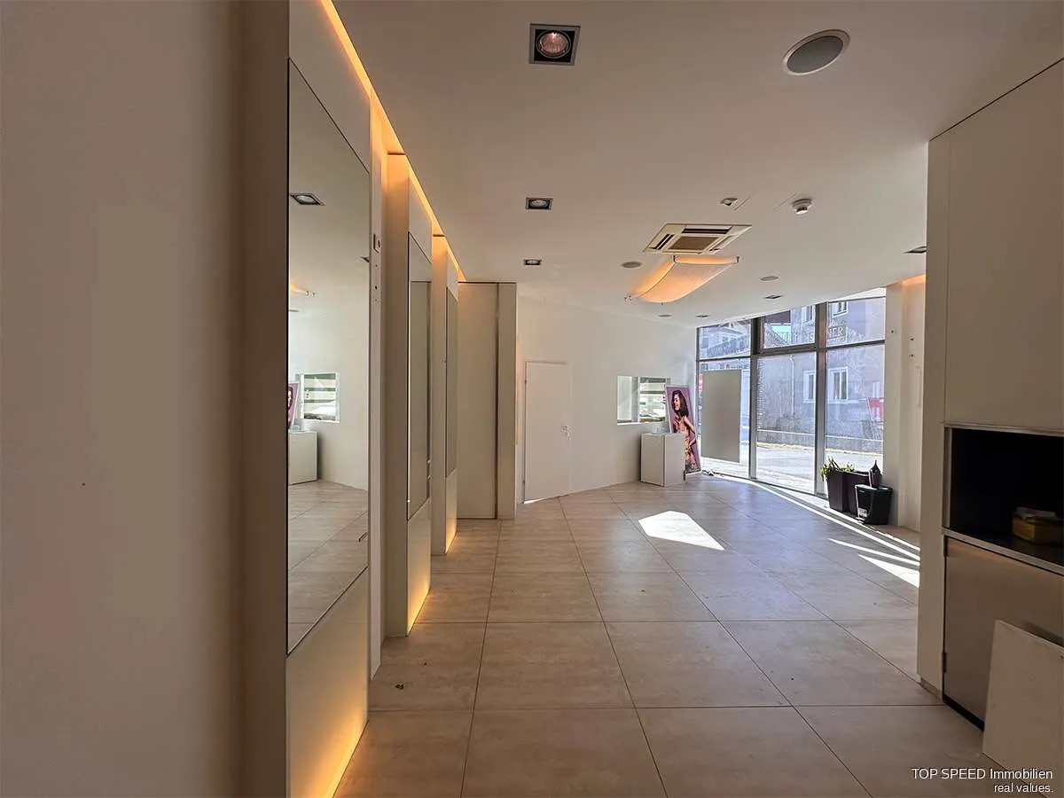 100m² Geschäftslokal mit großer Auslagenfront im Zentrum von Altenmarkt! Parkplätze vorhanden – pohled 2