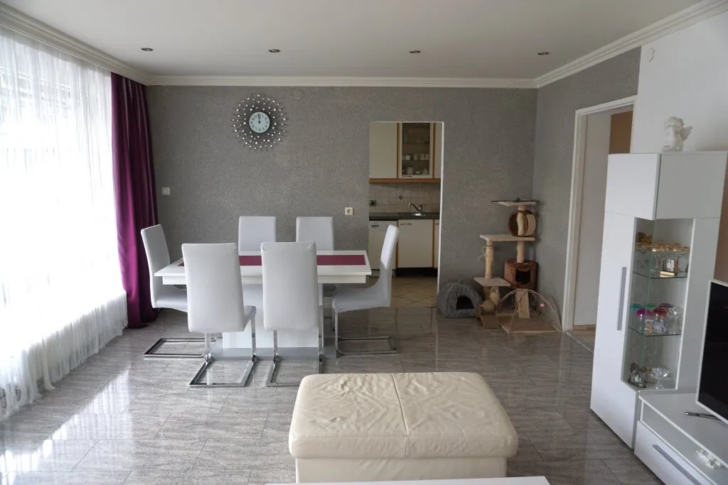 SCHWAZ: Großzügige 4-Zimmer-Wohnung mit Loggia und Balkon – pohled 2