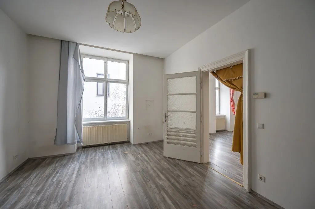 **Hannovermarkt** Renovation Opportunity: 3-Room Period Apartment with Approved Balcony - Airbnb Suitable - Ansicht 2
