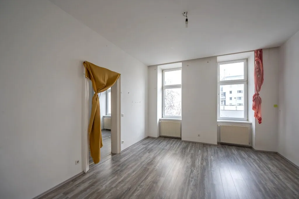 **Hannovermarkt** Renovation Opportunity: 3-Room Period Apartment with Approved Balcony - Airbnb Suitable - Ansicht 3