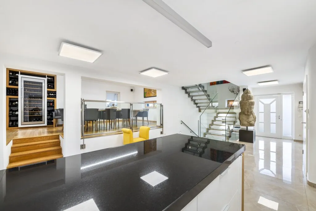Ihr neuer Highclass-Firmensitz! Modernes Design-Bürohaus in Wiener Neustadt | 9 Räume, 6 PKW-Stellplätze auf Eigengrund | Zwei Eingänge | Barrierefrei | Edelstahlpool, Sauna, Weinkeller - Ansicht 3