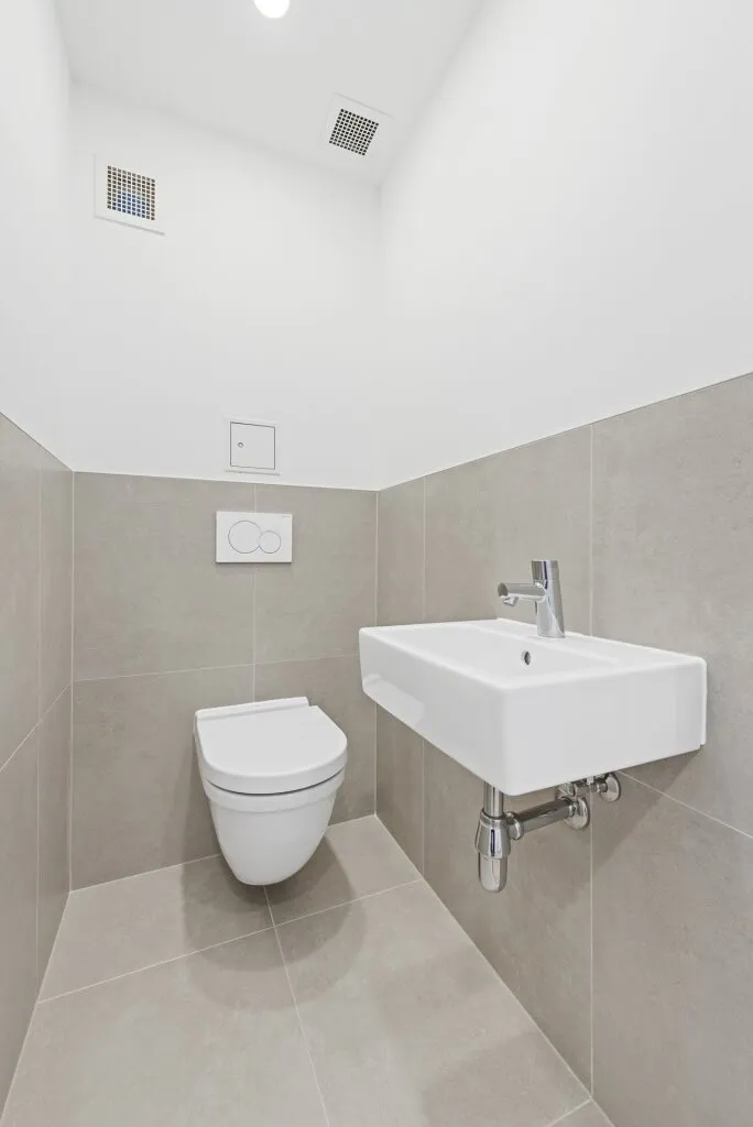 Moderne 2-Zimmer-DG-Wohnung in 1100 Wien - Erstbezug mit Einbauküche & Aufzug! - Ansicht 3