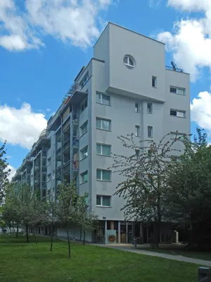 Moderne Wohnung mit kleiner Loggia – Bild 3