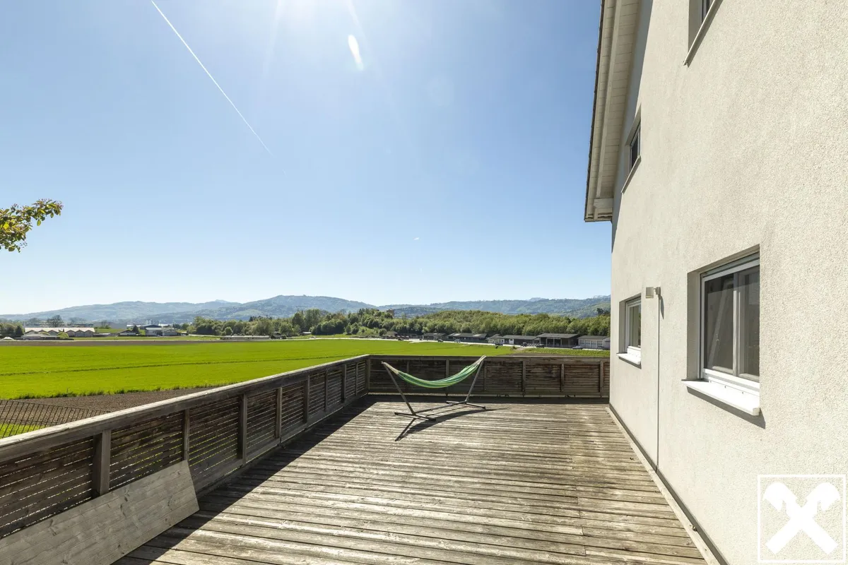 Familienhaus mit großer PV-Anlage und guter Verkehrsanbindung - Ansicht 3