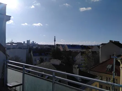 Dachgeschosswohnung WG-fähig mit großzügigen Terrassen (O+ W) – Bild 2