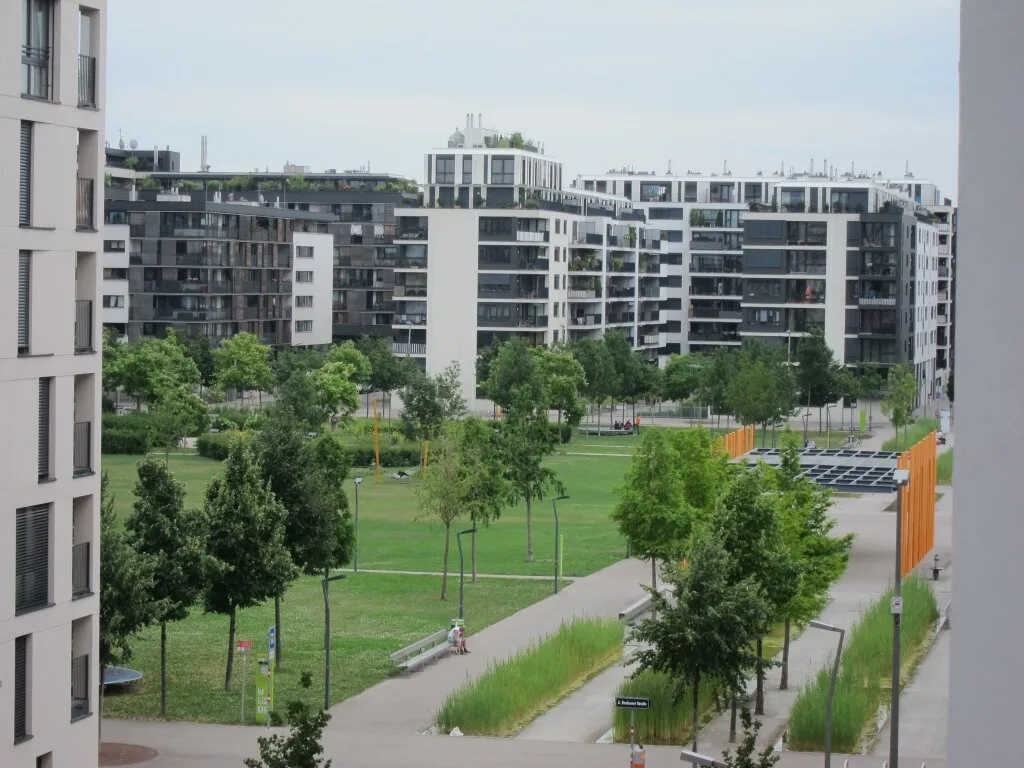 Moderner Garagenplatz - Rudolf-Bednar-Park, Nordbahnviertel - Ansicht 2