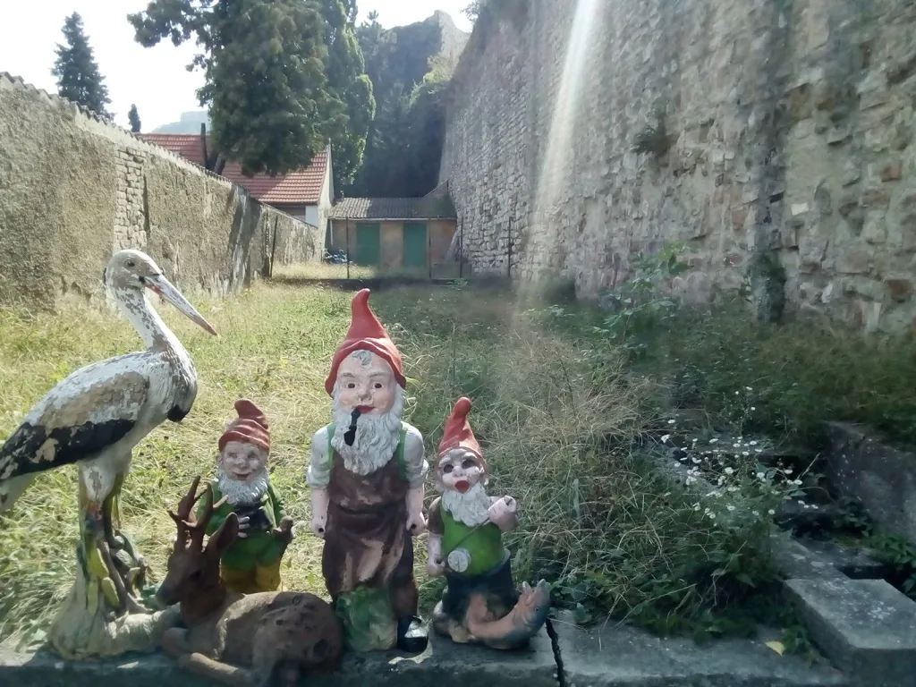 Direkt an der Stadtmauer gelegenes Stadthaus mit Geschäftslokal, sanierungsbedürftig - Ansicht 2