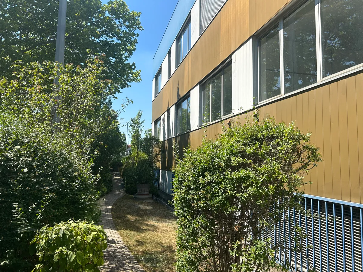 Commercial property, 1643 m²