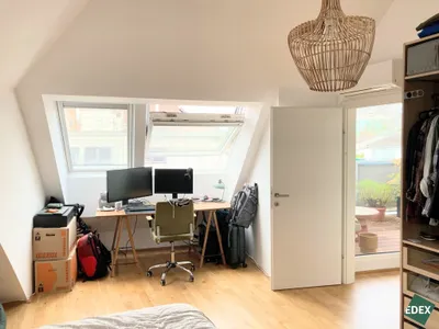 Schöne 2-Zimmer-DG-Wohnung mit Terrasse und Klimaanlage