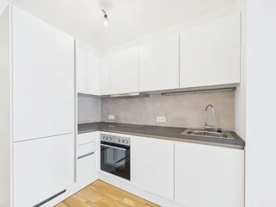 Fernblick im 6. OG: Großzügig gestaltete 2-Zimmerwohnung mit Balkon – Bild 2