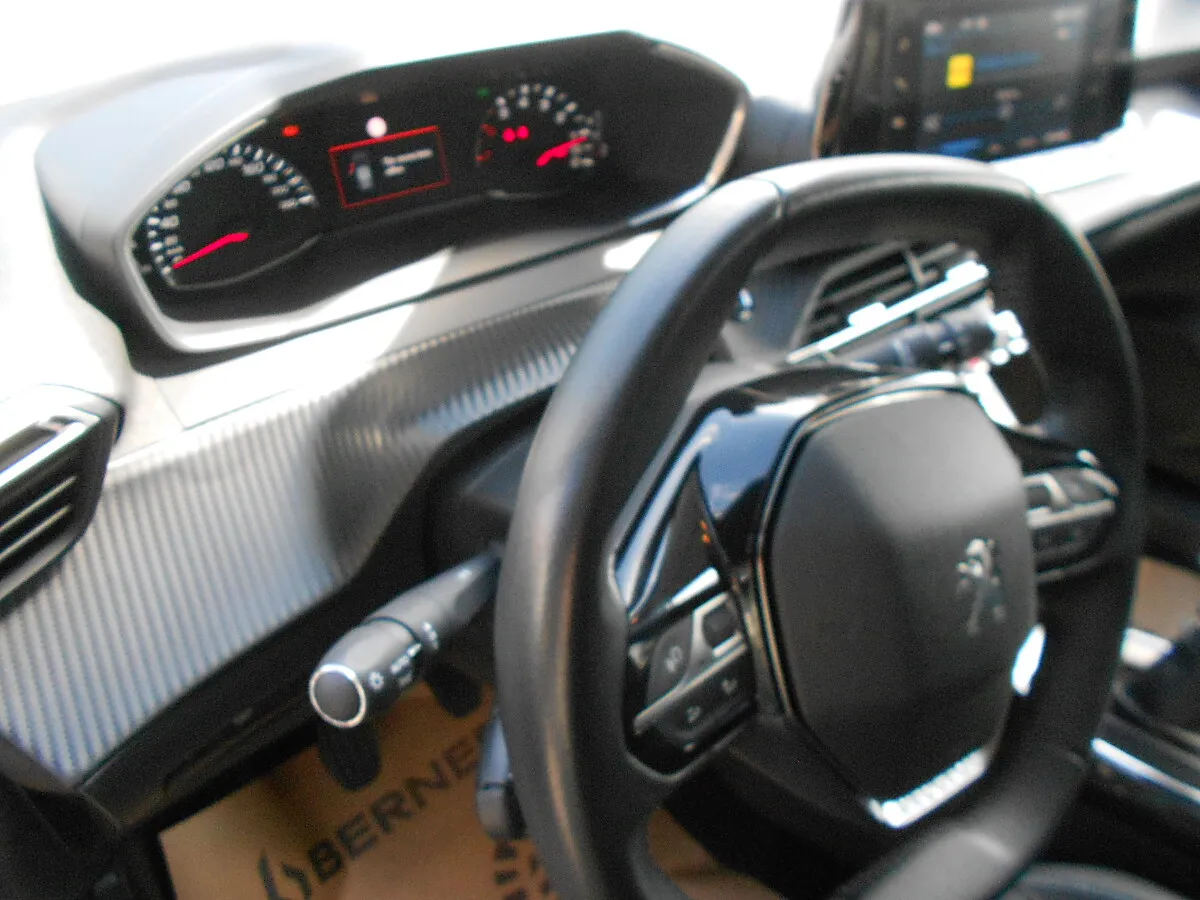 Peugeot 208 1.2 PureTech 100 Allure – Bild 9
