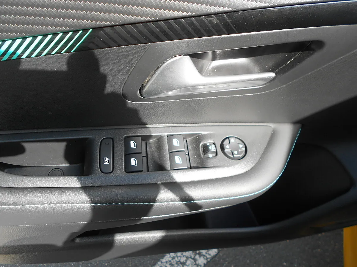 Peugeot 208 1.2 PureTech 100 Allure – Bild 15