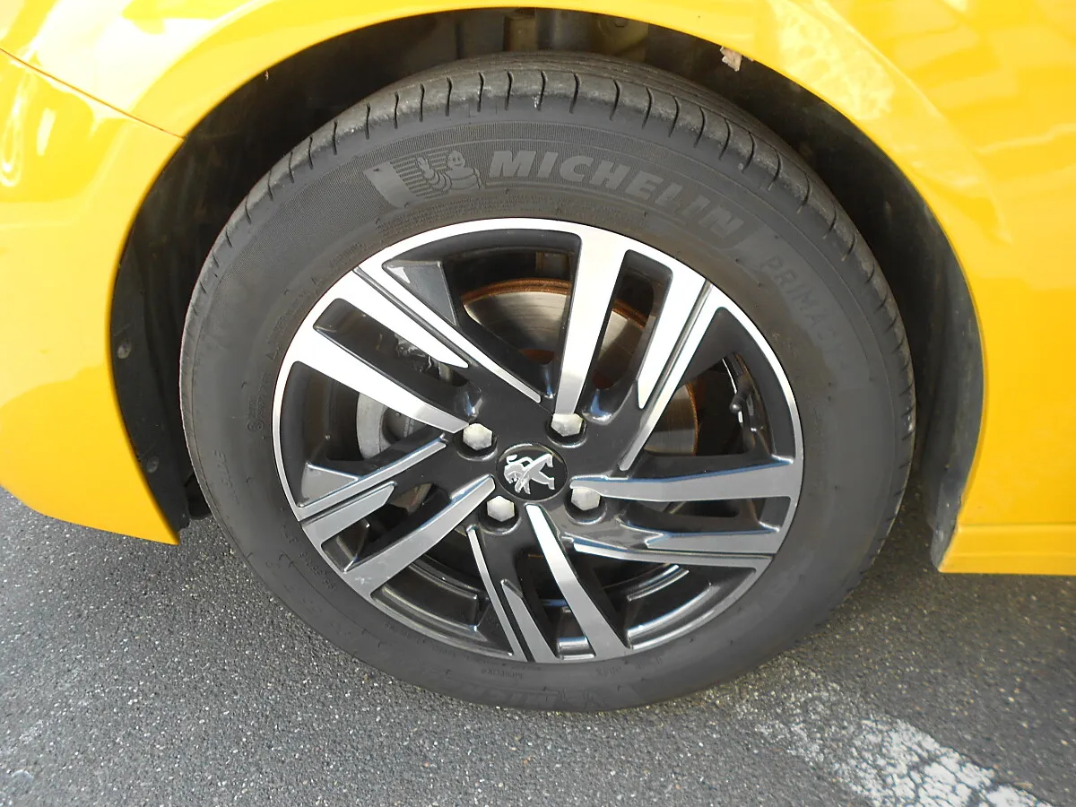 Peugeot 208 1.2 PureTech 100 Allure – Bild 6