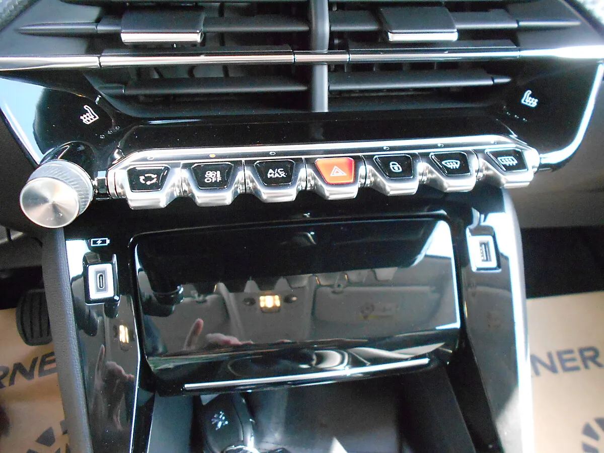 Peugeot 208 1.2 PureTech 100 Allure – Bild 13