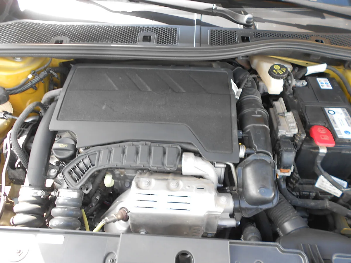 Peugeot 208 1.2 PureTech 100 Allure – Bild 17