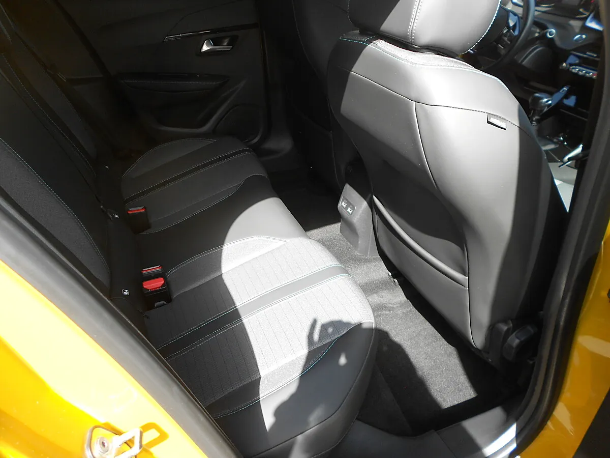 Peugeot 208 1.2 PureTech 100 Allure – Bild 11