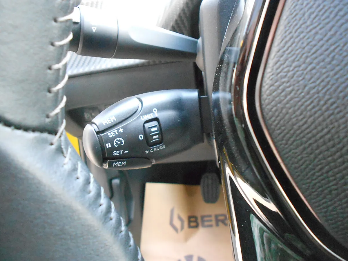 Peugeot 208 1.2 PureTech 100 Allure – Bild 10