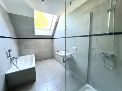Schöne, helle Dachgeschossterrassenwohnung nahe dem Maurer Hauptplatz (!) – Bild 3