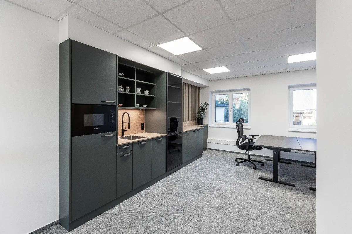 47m² modernes Büro mit lichtdurchflutetem Ambiente und hochwertiger Möblierung im Dynacenter - Ansicht 2