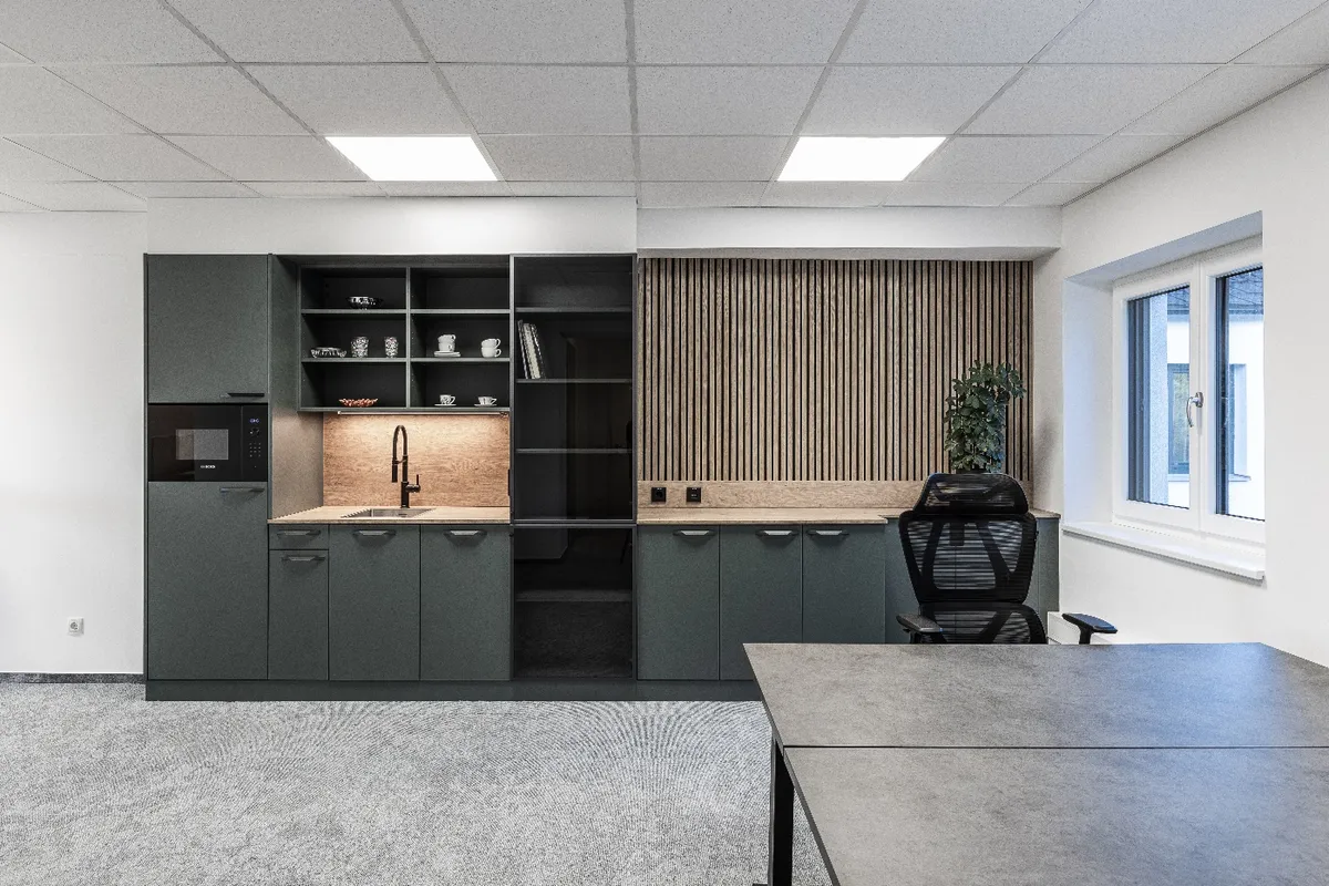 47m² modernes Büro mit lichtdurchflutetem Ambiente und hochwertiger Möblierung im Dynacenter - Ansicht 3