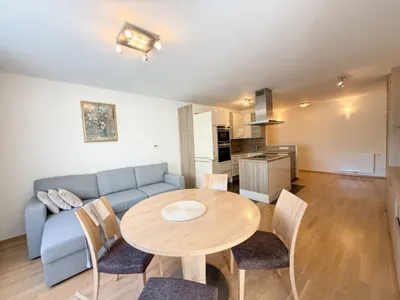 Möblierte 3-Zimmer-Wohnung (90 m²) mit 2 Schlafzimmern, Balkon, Klimaanlage & Garagenoption nahe der U1 – Bild 3