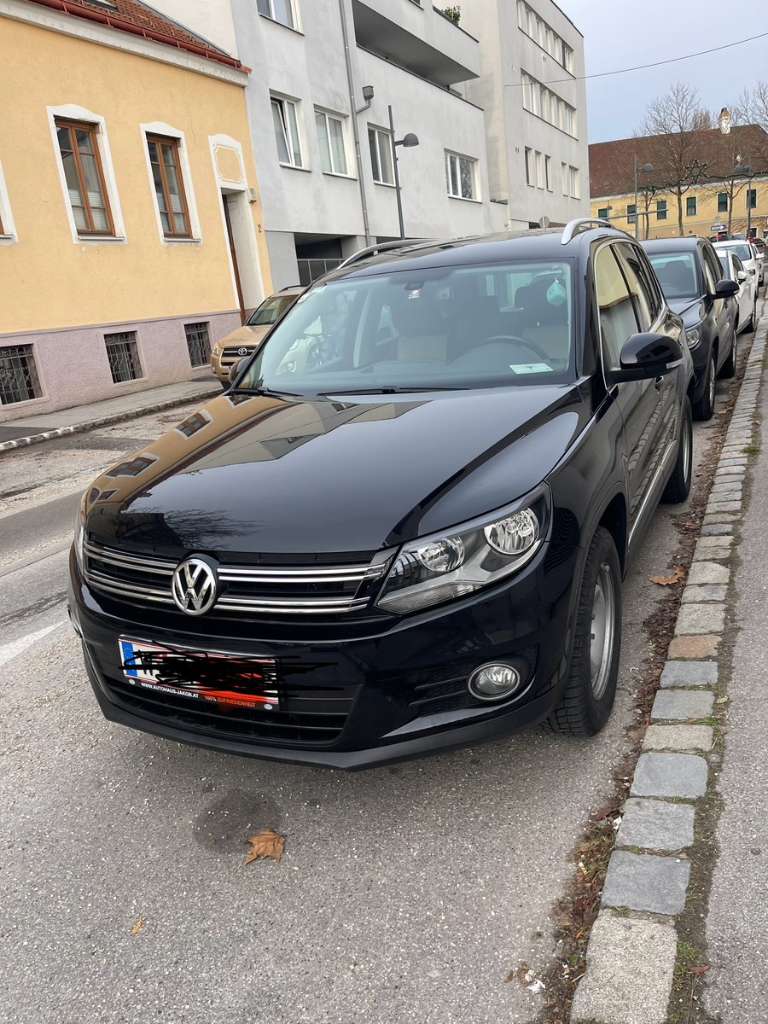 VW Tiguan VW2,0 TDl blau SUV / Geländewagen