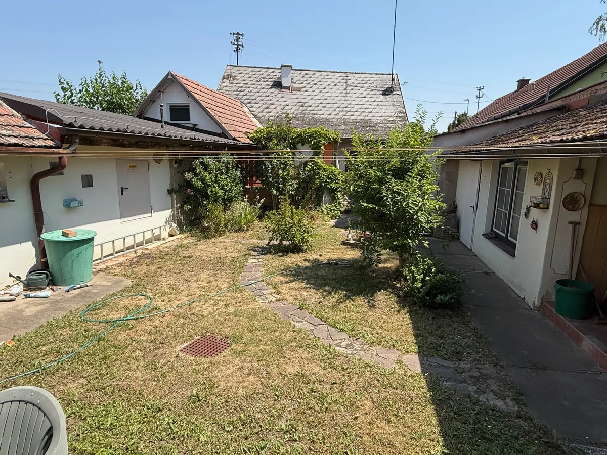 Zwei Häuser mit Innenhof und Nebengebäuden in Drösing - Ansicht 2