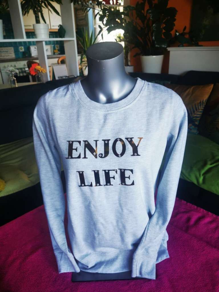 Modischer Sweater mit goldener Aufschrift Gr. 36