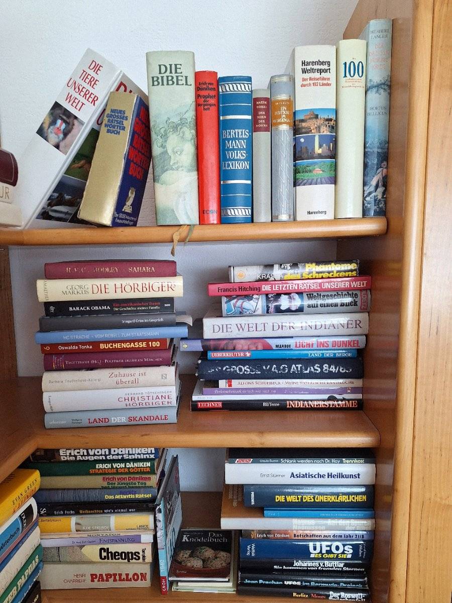74 Bücher verschiedene Genre Themen