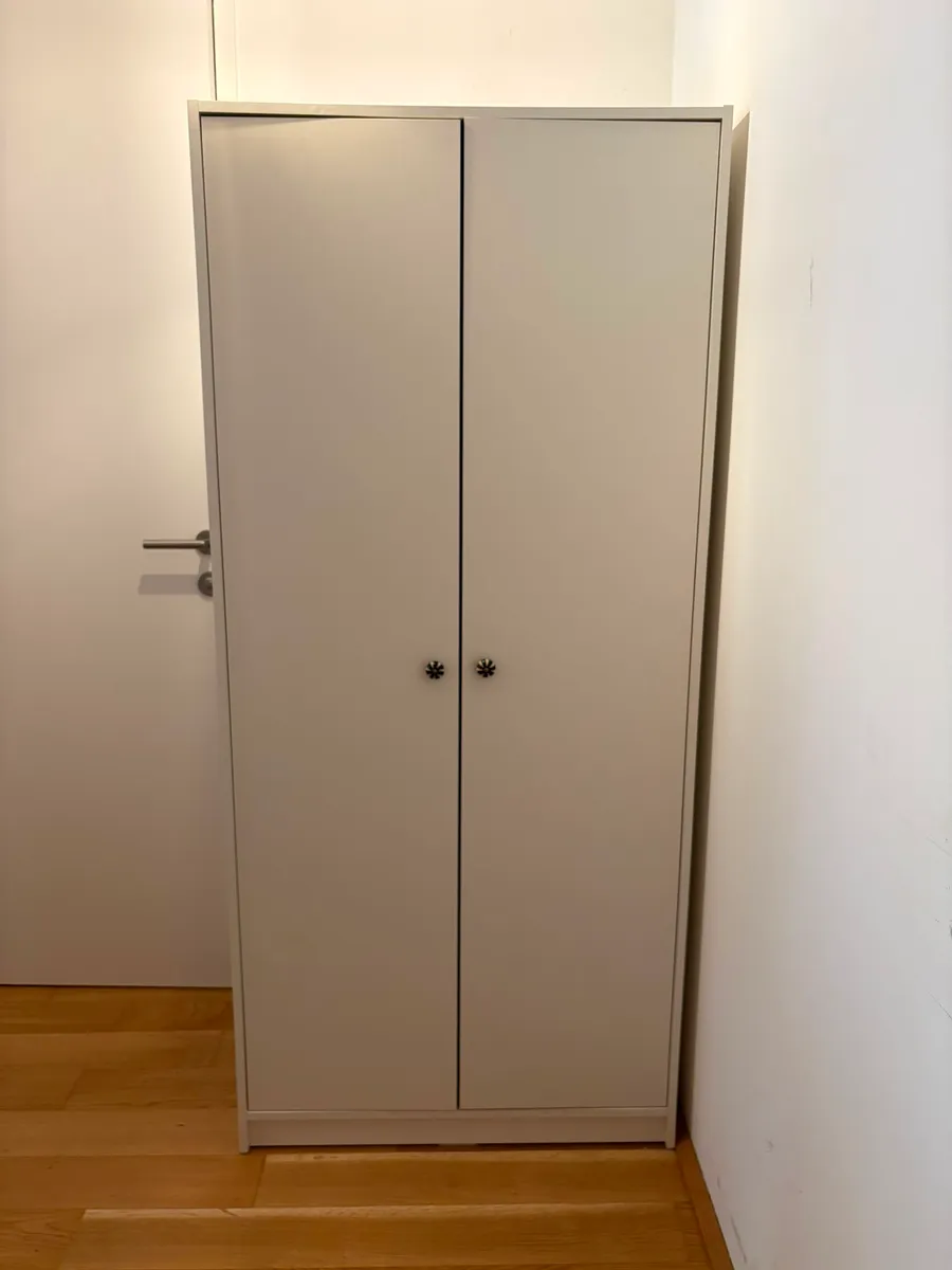 IKEA Schrank mit 2 Türen, weiß, mit stylischen Keramikknäufen von Zara Home, € 30,- (1040 Wien)