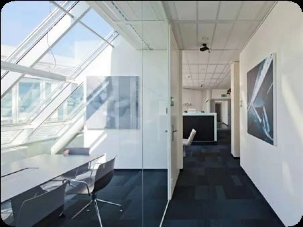 Resize your office: Attraktive Bürofläche in einem architektonisch markanten Gebäudekomplex - Direkt bei der U-Bahn. - Ansicht 3