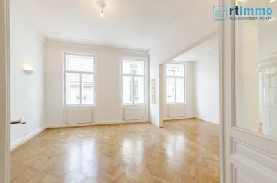 STADTKERN: RUHIGE RENOVIERTE 3 ZIMMERWOHNUNG IM DENKMALGESCHÜTZTEN STILALTBAU – Bild 2