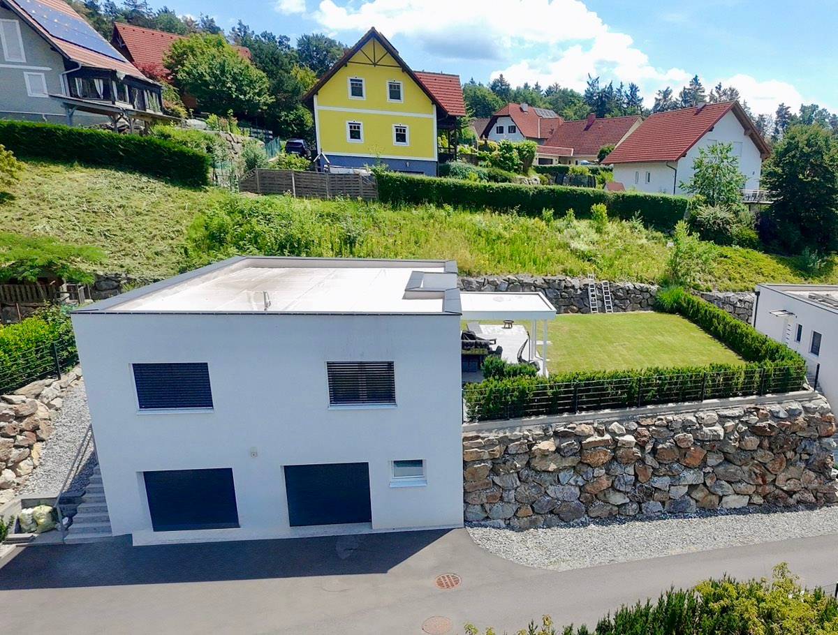 Wohnen mit Aussicht: Modernes Einfamilienhaus mit Doppelgarage und Garten - Ansicht 2