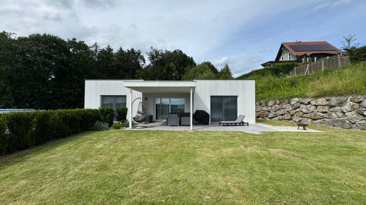 Wohnen mit Aussicht: Modernes Einfamilienhaus mit Doppelgarage und Garten - Ansicht 3
