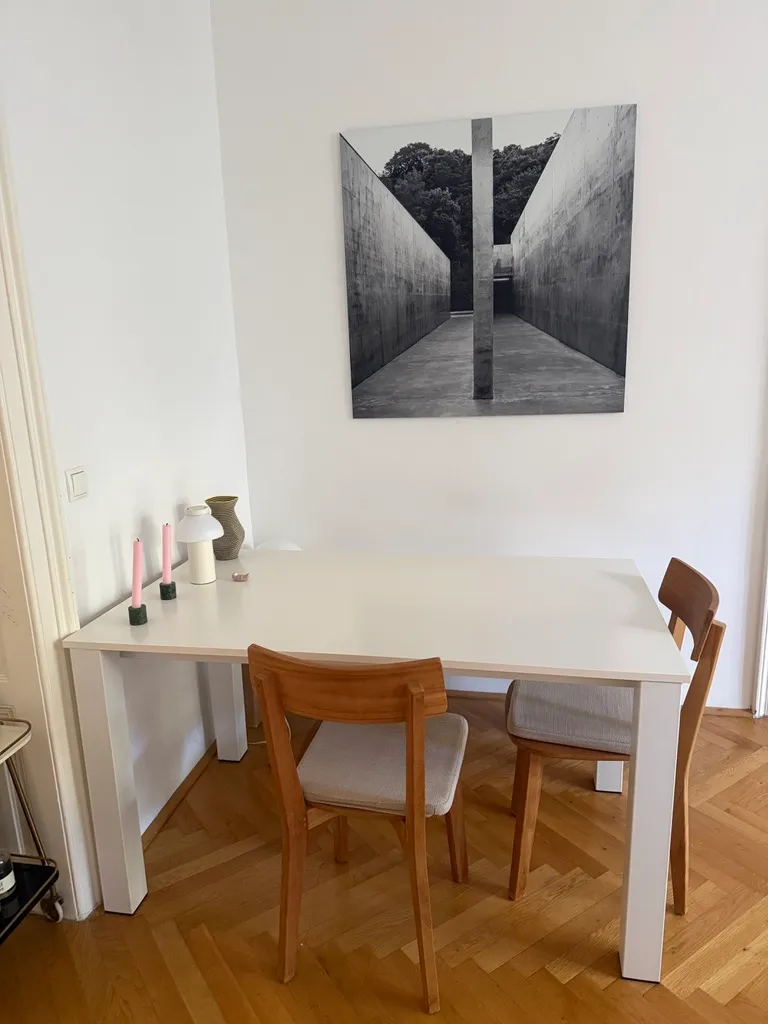 Ausziehbarer Tisch plus 2 Stühle und Bank zu verkaufen, € 500,- (1080 Wien)