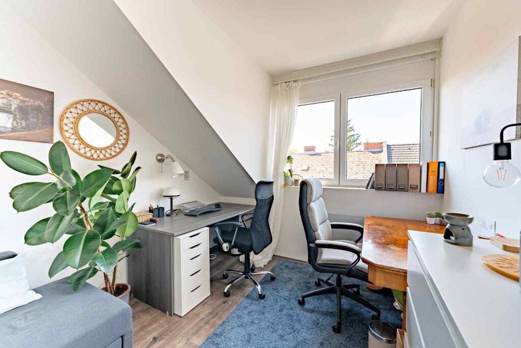 Charmante Dachgeschosswohnung mit großem Balkon und neu saniertem Bad - Ansicht 3