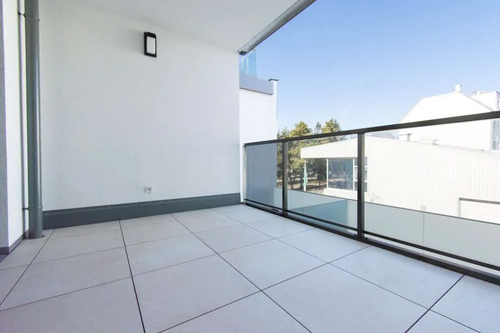 MODERNE 3-ZIMMER-EIGENTUMSWOHNUNG MIT TERRASSE UND LOGGIA, HOCHWERTIGER AUSSTATTUNG UND DURCHDACHTEM GRUNDRISS - Ansicht 2