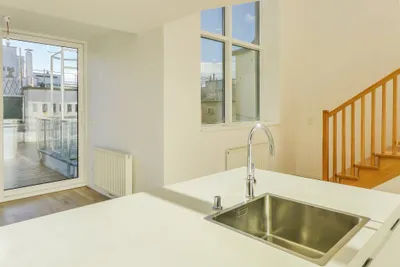 Lichtdurchflutete Dachgeschoßmaisonette - 3 Zimmer - zwei großen Terrassen (45qm) - schöner Stilaltbau - Nähe U3 – Bild 2