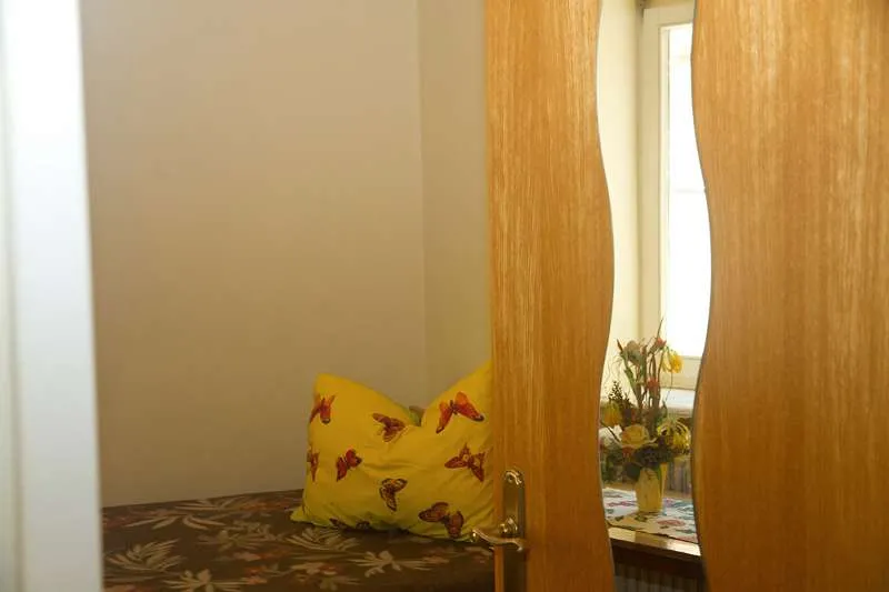 ab sofort beziehbar, Innenstadt-Garconniere für 1 Person, Kardinalplatz Zimmer/ Küche/ Bad schöner Altbau auf Wunsch tw. möbliert – pohled 3