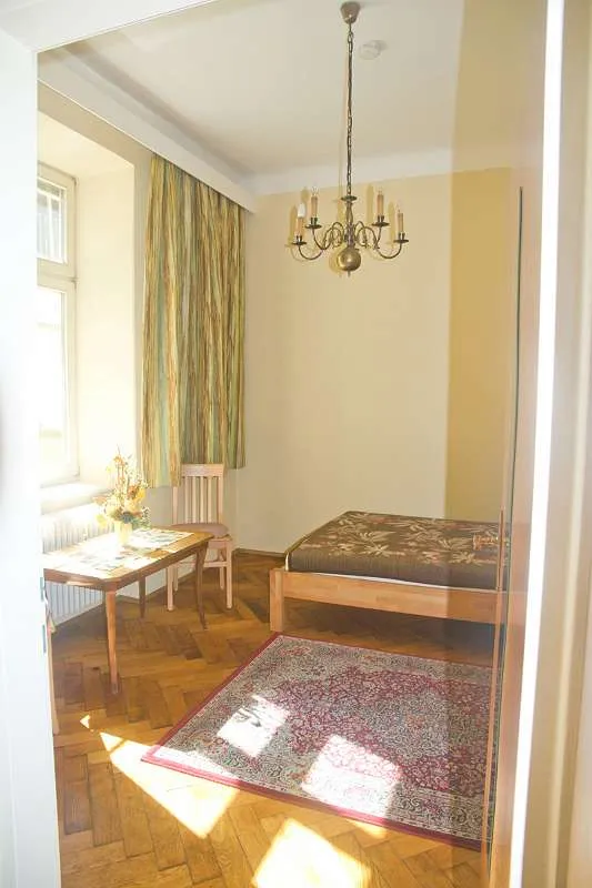 ab sofort beziehbar, Innenstadt-Garconniere für 1 Person, Kardinalplatz Zimmer/ Küche/ Bad schöner Altbau auf Wunsch tw. möbliert – pohled 2