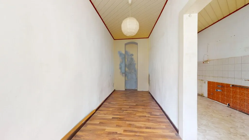 Helle Altbauwohnung mit Entwicklungspotenzial & attraktivem Kaufpreis - Ansicht 3