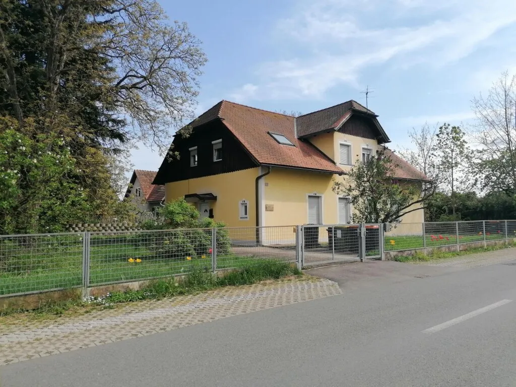 Anlageobjekt in zentraler Lage mit 3 Wohneinheiten, Garten und Garage - Widok 3