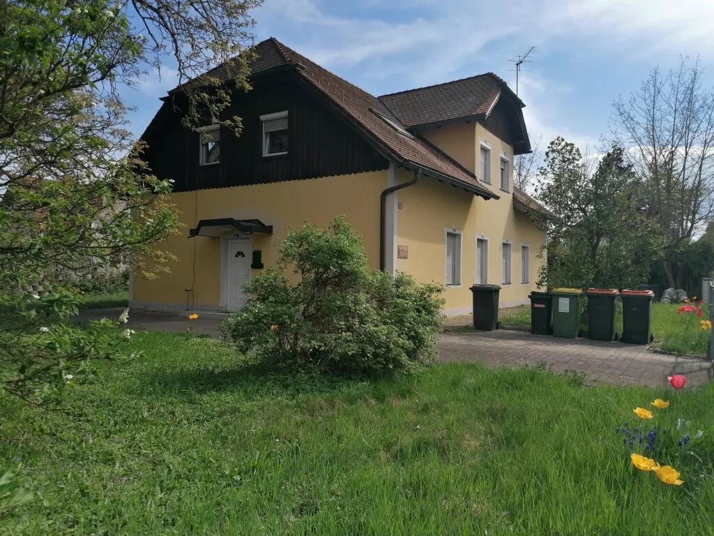 Anlageobjekt in zentraler Lage mit 3 Wohneinheiten, Garten und Garage - Widok 2