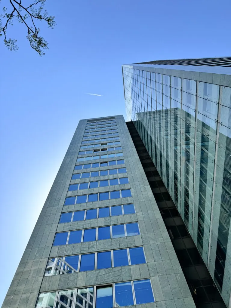 694 m² Bürofläche im Ares Tower - Ansicht 2