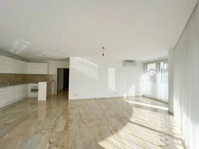 Stunning 5-Room Residence with Sunlit Balcony & Private Garage – Bild 2