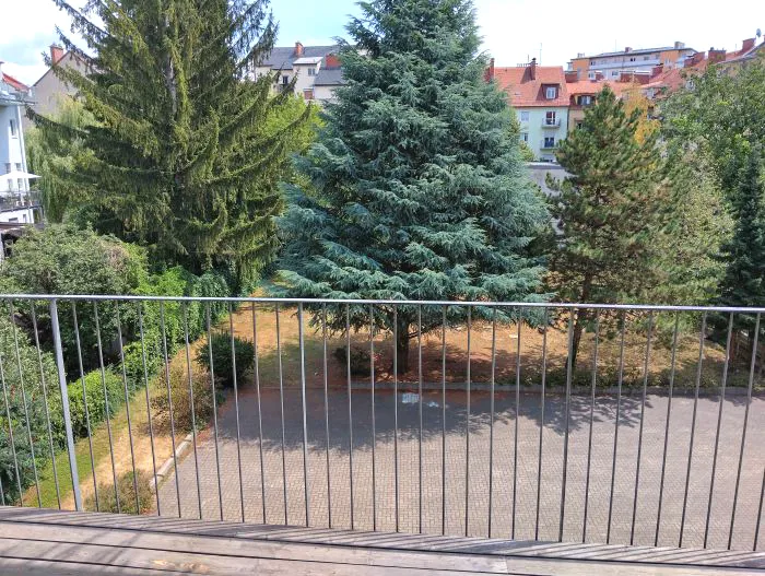 Ruhiger 2 ZIMMER-NEUBAU + großer Balkon 11m² + möblierte Einbauküche + Bad mit Wanne + extra WC + Lift + nähe Hauptbahnhof! - Widok 2