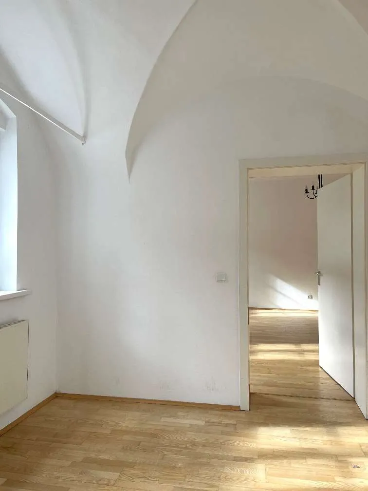 Wohnung am Welser Stadtplatz mit Blick in einen schönen Arkadenhof zu vermieten! - Ansicht 2