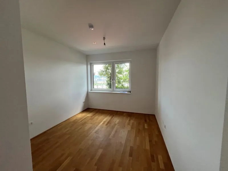 Freifinanzierte 2-Zimmer-Mietwohnung mit Schloßbergblick - Widok 3