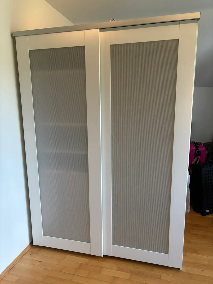 Ikea Schrank mit Schiebetüren, € 40,- (5071 Wals-Siezenheim)